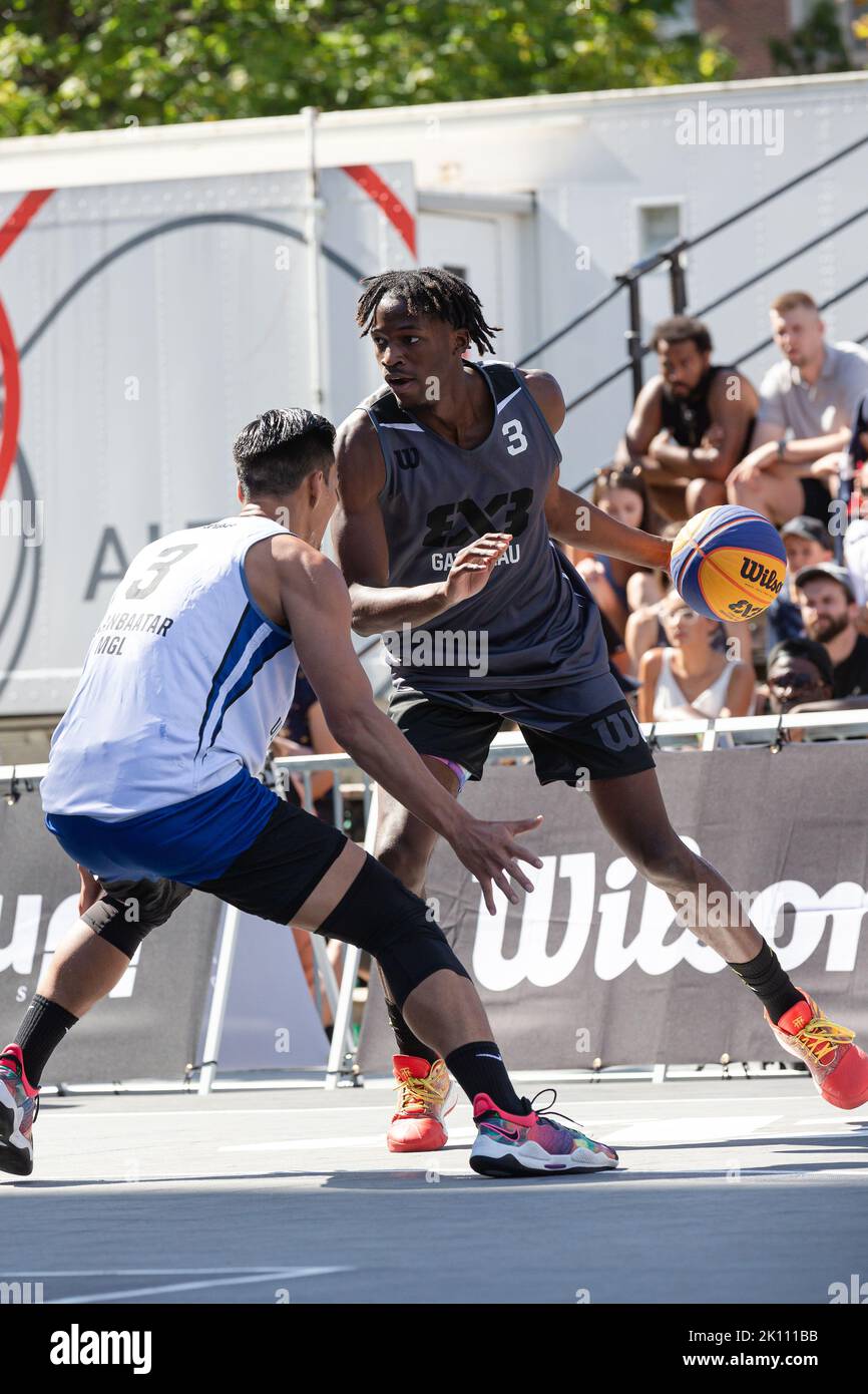 Montreal, Kanada, 03. September 2022: Anthony Tsegakele (grau) vom Team Gatineau aus Kanada im Einsatz gegen Dulguun Enkhbat (weiß) vom Team Ulaanbaatar MMC Energy of Mongolia während der Poolrunde der 2022 FIBA 3x3 World Tour Montreal Masters auf dem Place des Festivals in Montreal, Kanada. Das Team Ulaanbaatar MMC Energy of Mongolia gewann das Spiel mit 21:16 Punkten. Stockfoto