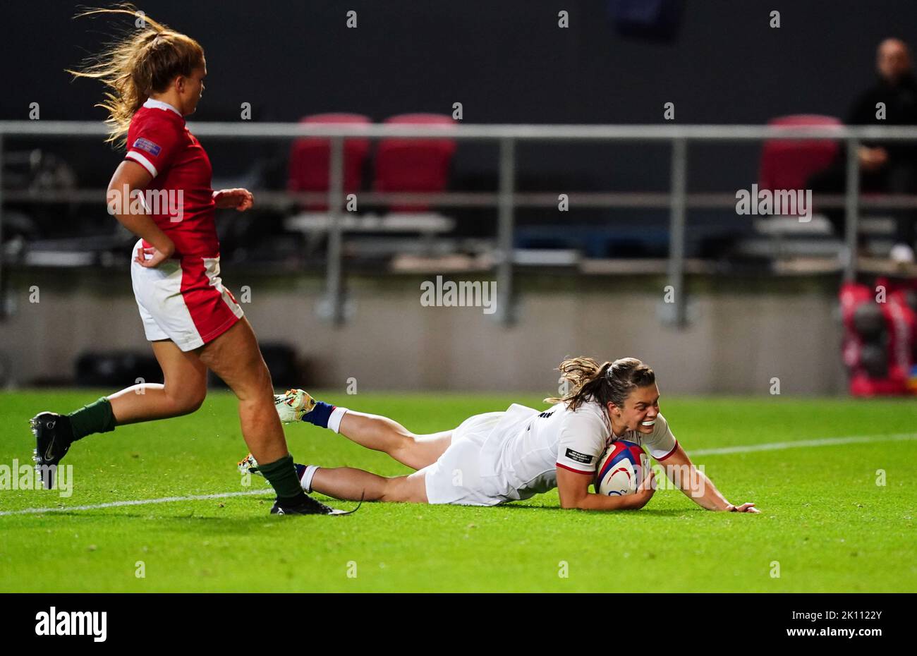 Die Engländerin Helena Rowland versucht es beim Freundschaftsspiel der Women's International im Ashton Gate in Bristol. Bilddatum: Mittwoch, 14. September 2022. Stockfoto