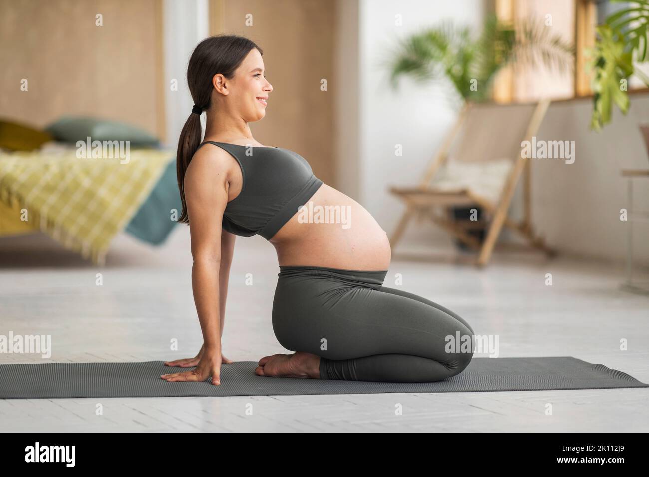 Pränataler Yoga. Junge Schwangerin Training Auf Fitnessmatte Zu Hause Stockfoto