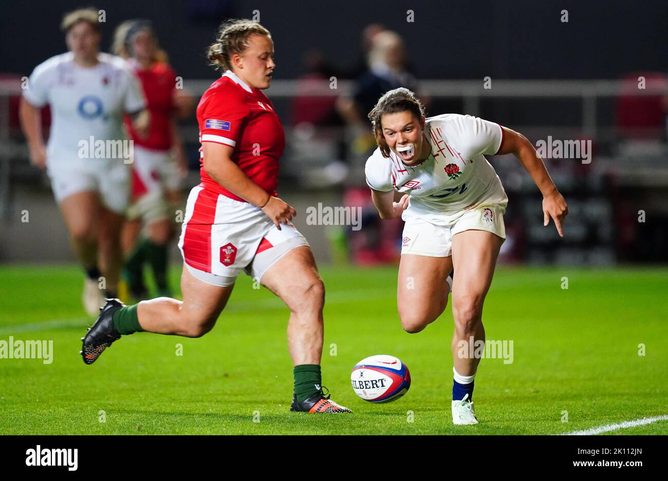 Die Engländerin Helena Rowland versucht es beim Freundschaftsspiel der Women's International im Ashton Gate in Bristol. Bilddatum: Mittwoch, 14. September 2022. Stockfoto