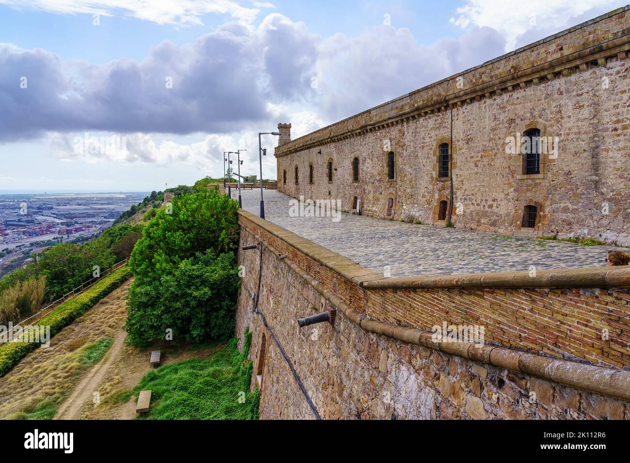 Mauern und Gebäude der Militärburg auf dem Berg Montjuic in der Stadt Barcelona, Katalonien. Stockfoto