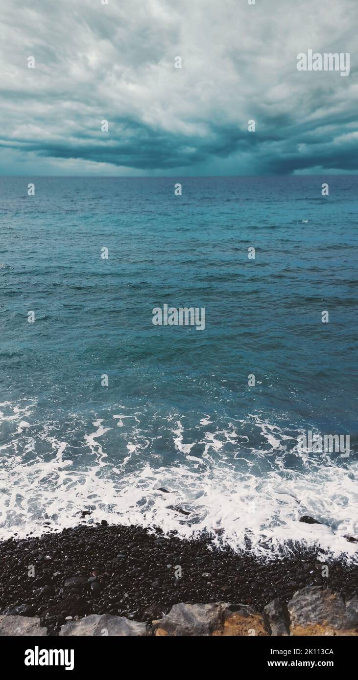 Vor dem Sturm am Strand von Teneriffa, Meer mit Wolken Stockfoto