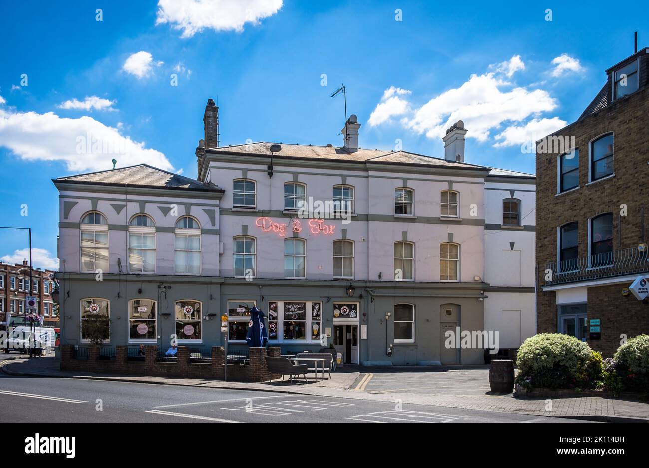 London, Großbritannien, Juli 2022, Blick auf den Pub und das Hotel Dog and Fox in der Wimbledon Village High Street Stockfoto