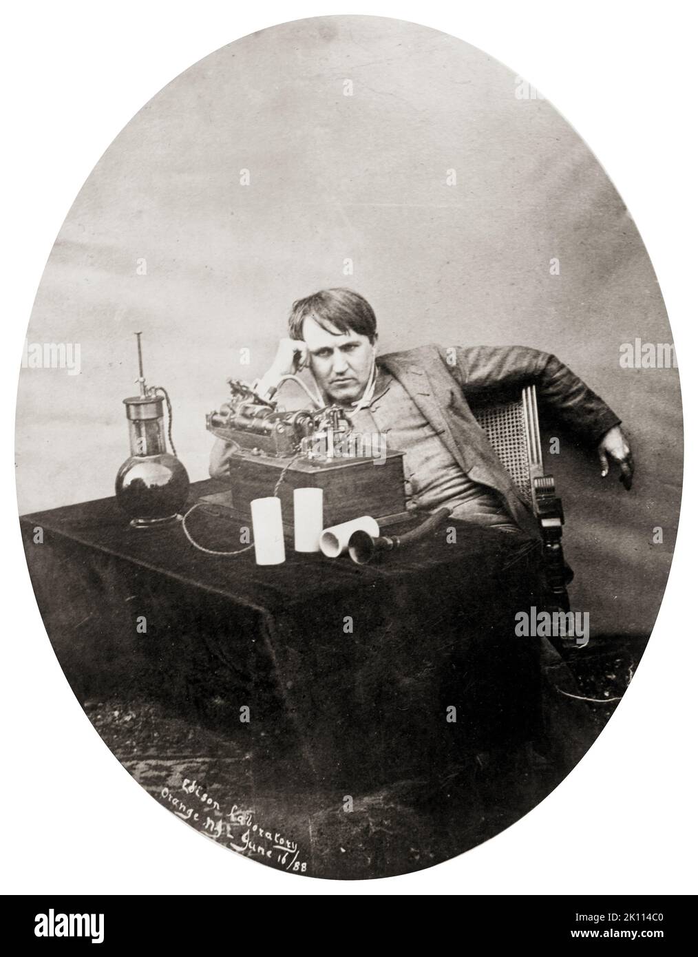 Der amerikanische Vater der Erfindung, Thomas Edison, der seiner neuesten Erfindung, dem Wachszylinder, 1888, lauscht. Stockfoto