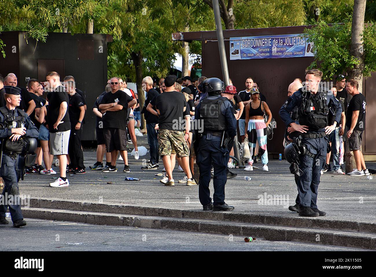 Deutsche Unterstützer in Frankfurt und Polizisten sind auf dem Place de la Joliette zu sehen. Im Rahmen des Champions-League-Fußballspiels Olympique de Marseille (OM) gegen Eintracht Frankfurt machten sich viele deutsche Fans aus Frankfurt auf den Weg nach Marseille, wo sie zunächst am Place de la Joliette geparkt wurden, bevor sie mit dem Bus zum Orange-Velodrome-Stadion gefahren wurden. Am Ende des Spiels verlor Olympique de Marseille (OM) 0-1 gegen Eintracht Frankfurt. Stockfoto