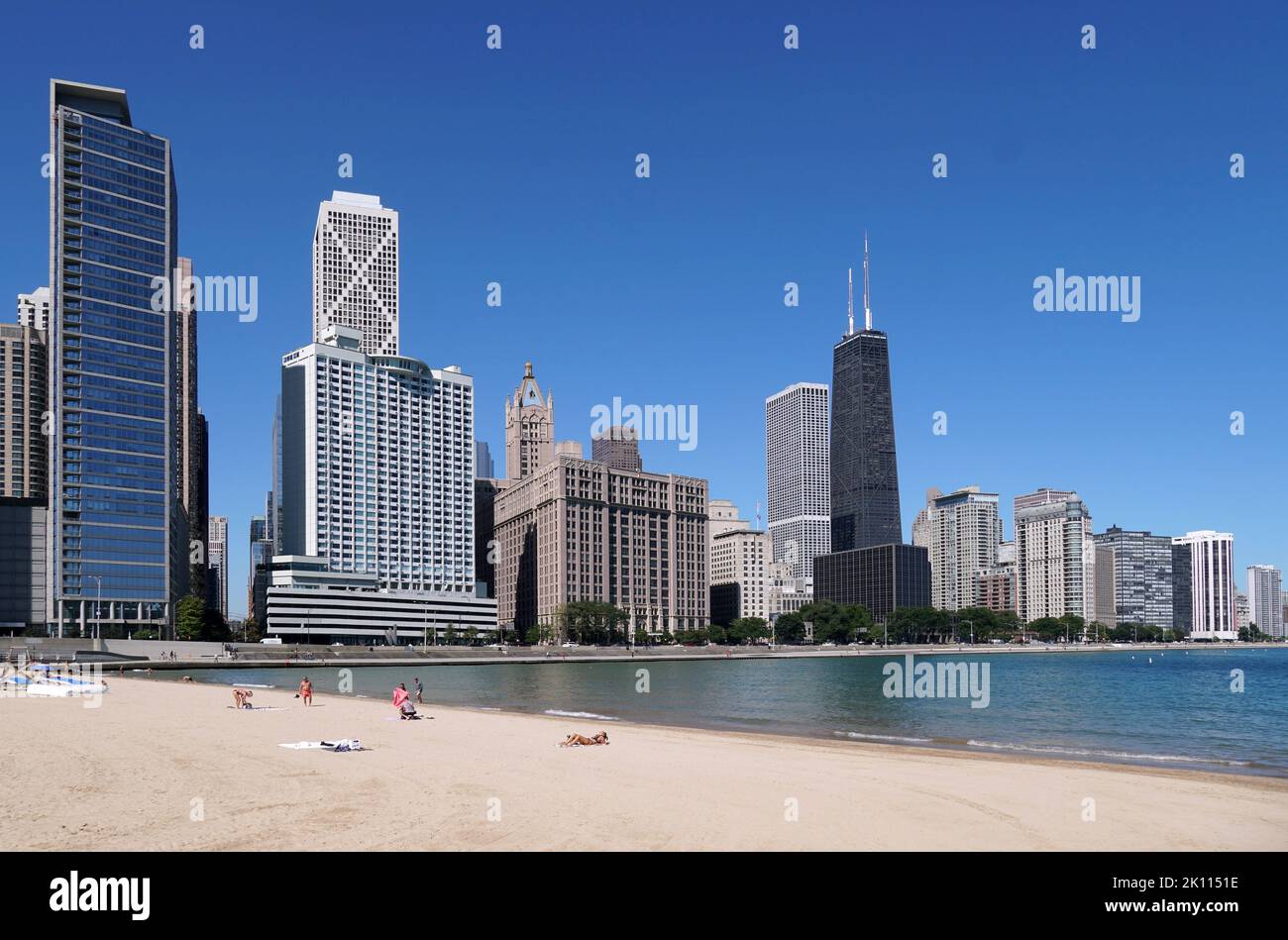 Chicago bietet seinen Bewohnern warme Sandstrände entlang des Lake Michigan, auch in der Innenstadt von Gold Coast Stockfoto