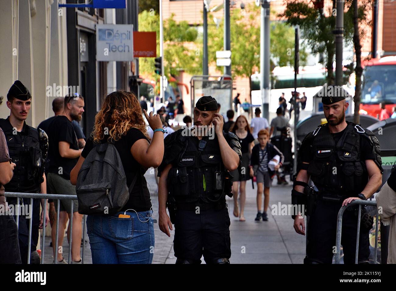 Polizeibeamte kontrollieren den Zugang zum Place de la Joliette, der deutschen Unterstützern in Frankfurt vorbehalten ist. Im Rahmen des Champions-League-Fußballspiels Olympique de Marseille (OM) gegen Eintracht Frankfurt machten sich viele deutsche Fans aus Frankfurt auf den Weg nach Marseille, wo sie zunächst am Place de la Joliette geparkt wurden, bevor sie mit dem Bus zum Orange-Velodrome-Stadion gefahren wurden. Am Ende des Spiels verlor Olympique de Marseille (OM) 0-1 gegen Eintracht Frankfurt. (Foto von Gerard Bottino / SOPA Images/Sipa USA) Stockfoto