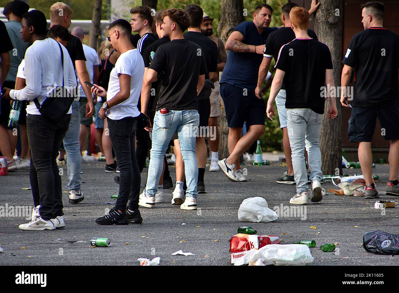 Deutsche Anhänger in Frankfurt werden auf dem Place de la Joliette geparkt gesehen. Im Rahmen des Champions-League-Fußballspiels Olympique de Marseille (OM) gegen Eintracht Frankfurt machten sich viele deutsche Fans aus Frankfurt auf den Weg nach Marseille, wo sie zunächst am Place de la Joliette geparkt wurden, bevor sie mit dem Bus zum Orange-Velodrome-Stadion gefahren wurden. Am Ende des Spiels verlor Olympique de Marseille (OM) 0-1 gegen Eintracht Frankfurt. (Foto von Gerard Bottino / SOPA Images/Sipa USA) Stockfoto