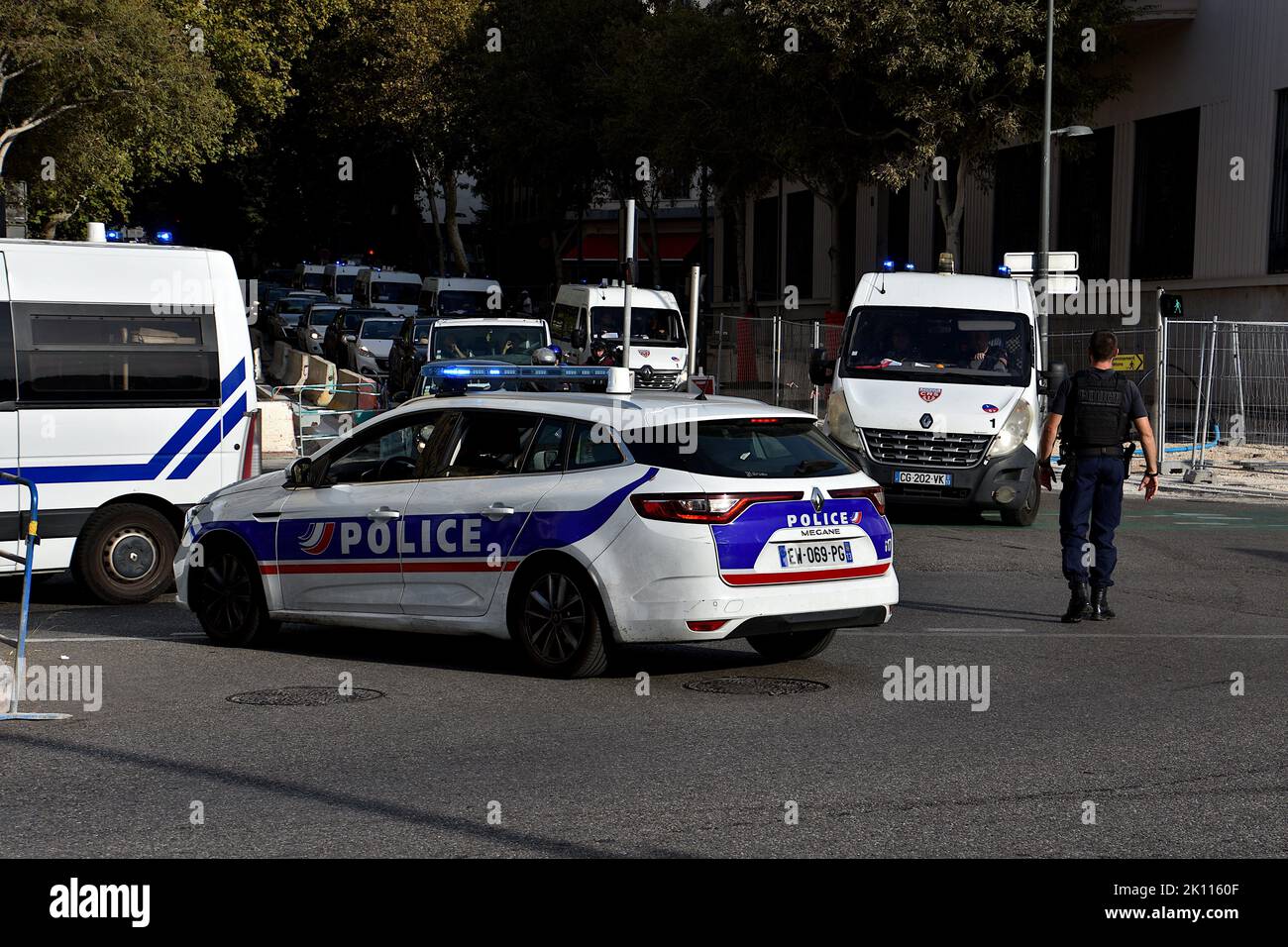 13. September 2022, Marseille, Frankreich: Polizeiwagen fahren in Richtung Place de la Joliette. Im Rahmen des Champions-League-Fußballspiels Olympique de Marseille (OM) gegen Eintracht Frankfurt machten sich viele deutsche Fans aus Frankfurt auf den Weg nach Marseille, wo sie zunächst am Place de la Joliette geparkt wurden, bevor sie mit dem Bus zum Orange-Velodrome-Stadion gefahren wurden. Am Ende des Spiels verlor Olympique de Marseille (OM) 0-1 gegen Eintracht Frankfurt. (Bild: © Gerard Bottino/SOPA Images via ZUMA Press Wire) Stockfoto