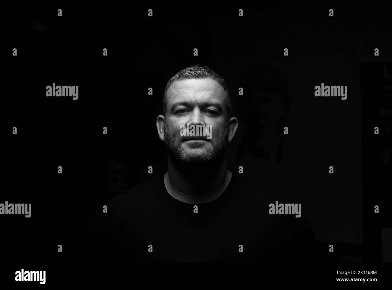 Männlich allein und mit einem blanken Blick in die Kamera. Stockfoto