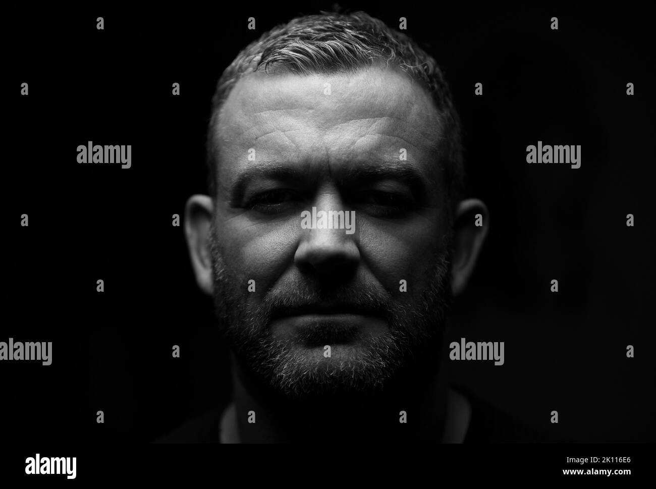 Nahaufnahme eines Mannes, der mit einem Blick in die Kamera schaut. Stockfoto