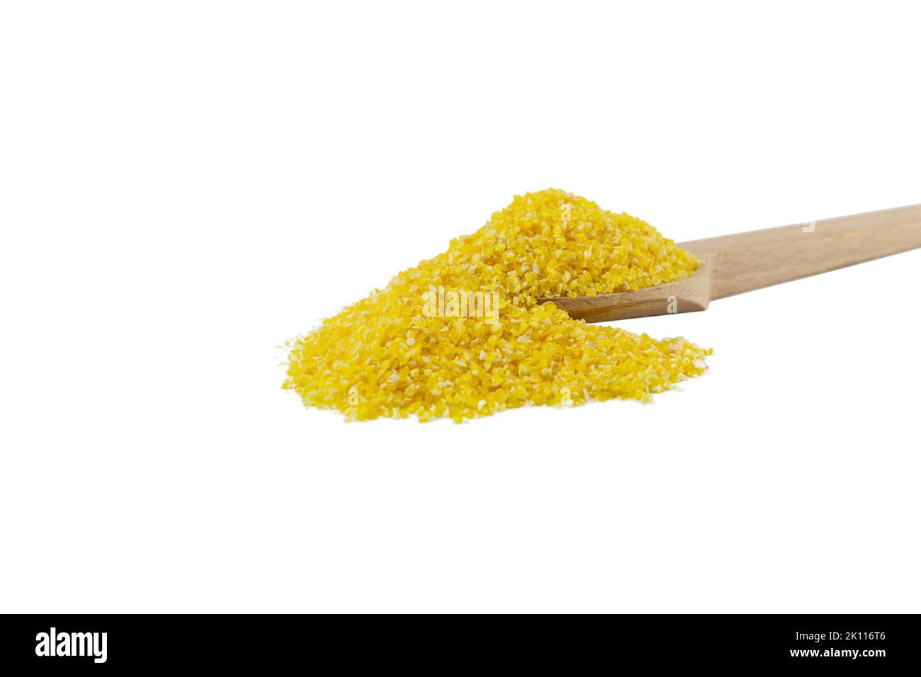 Maiskörner auf Holzlöffel isoliert auf weißem Hintergrund. Ernährung. Lebensmittelzutat. Stockfoto