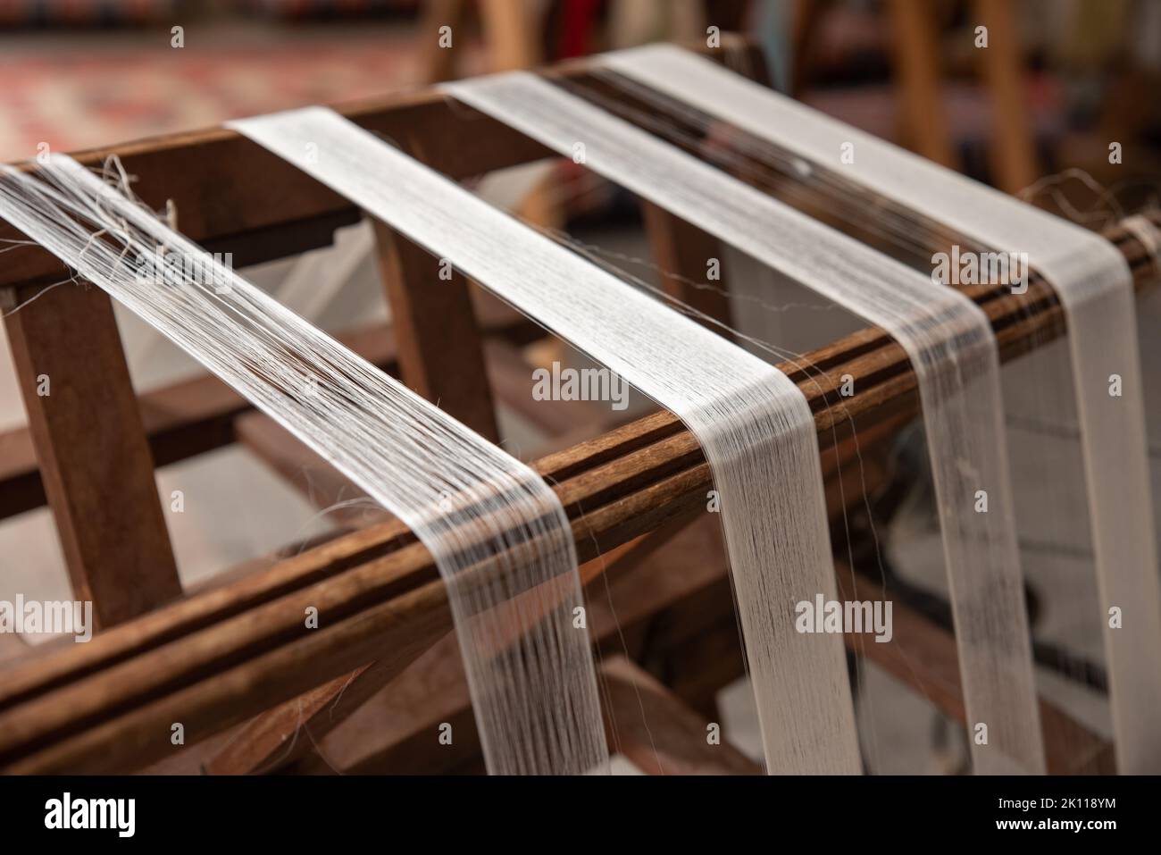 Kokons aus weißen Seidenraupen gezüchtet, um Seide, Rohseide zu produzieren Stockfoto