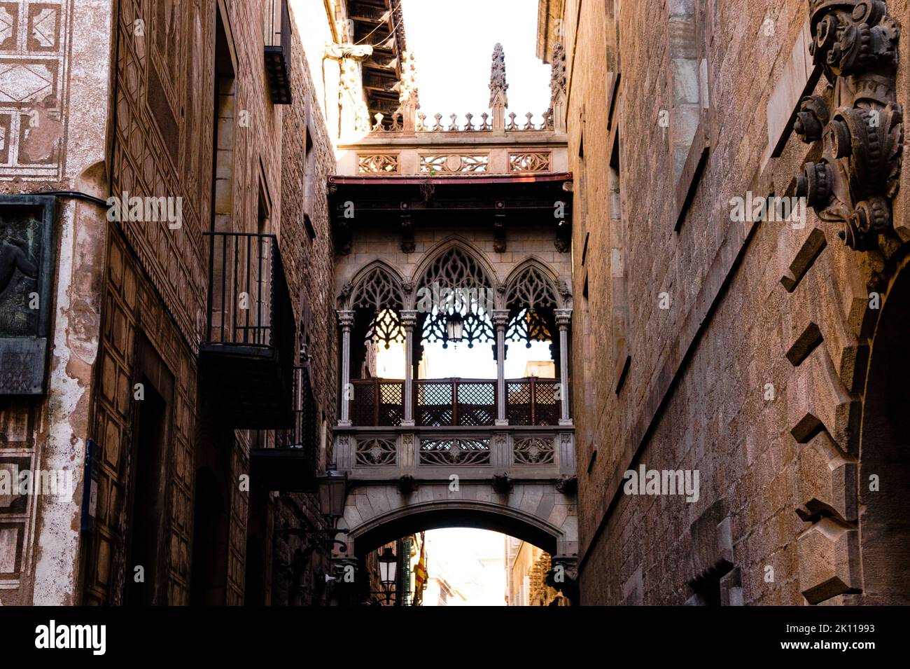 Pont del Bisbe, eine Brücke im gotischen Viertel von Barcelona Stockfoto