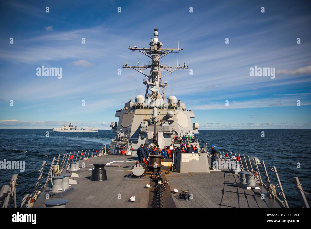 220904-N-GF955-1069 OSTSEE (SEPT 4, 2022) der Arleigh Burke-Klasse Lenkraketen-Zerstörer USS Paul Ignatius (DDG 117) bricht nach einer Auffüllung auf See, 4. September 2022, vom norwegischen Nachschuböler HNoMS Maud (A530) ab. Paul Ignatius ist Teil der Kearsarge Amphibious Ready Group und hat 22. Marine Expeditionary Unit unter dem Kommando und der Kontrolle der Task Force 61/2 mit einem geplanten Einsatz im Einsatzgebiet der US Naval Forces Europe, beschäftigt von der US Sixth Fleet, um die Interessen der USA, der Alliierten und der Partner zu verteidigen. (USA Navy Foto von Mass Communication Specialist 2 Stockfoto