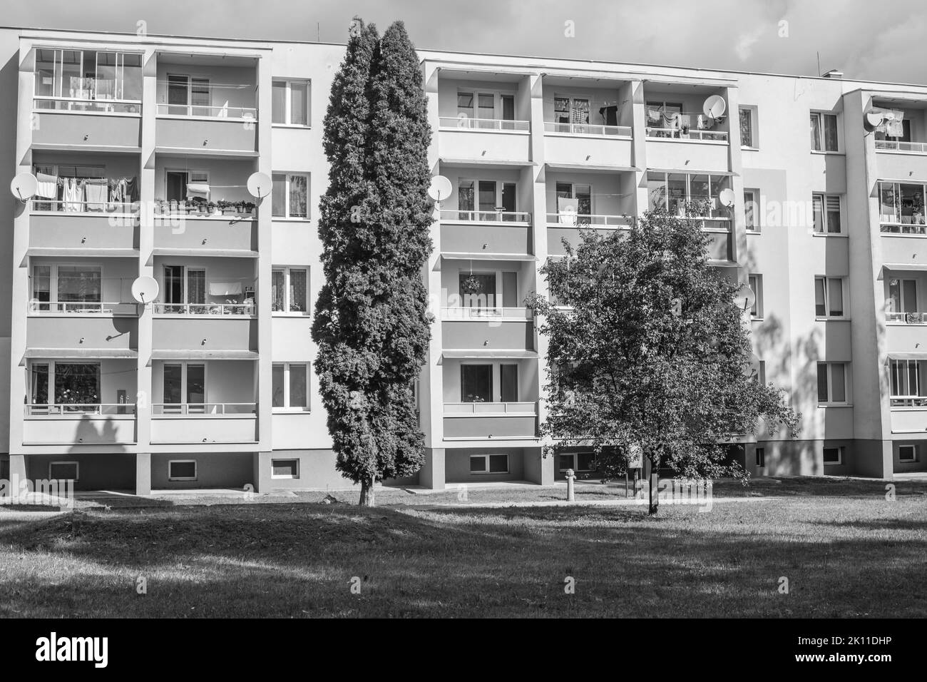Bardejov, Slowakei. Typischer Wohnblock, der in der ehemaligen Tschechoslowakei in der ehemaligen Bundesrepublik während des Sozialismus und Kommunismus erbaut wurde. Schwarz und Weiß. Stockfoto