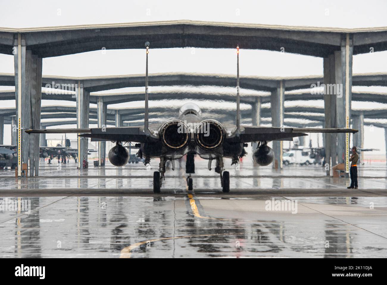 Die dem 391. Fighter Squadron zugewiesenen Flieger führen vor dem Flug Kontrollen auf der Mountain Home Air Force Base, Idaho, 13. September 2022 durch. Der F-15E Strike Eagle kann Luft-Luft- und Luft-Boden-Angriffe durchführen. (USA Luftwaffe Foto von Senior Airman Julia Staley) Stockfoto