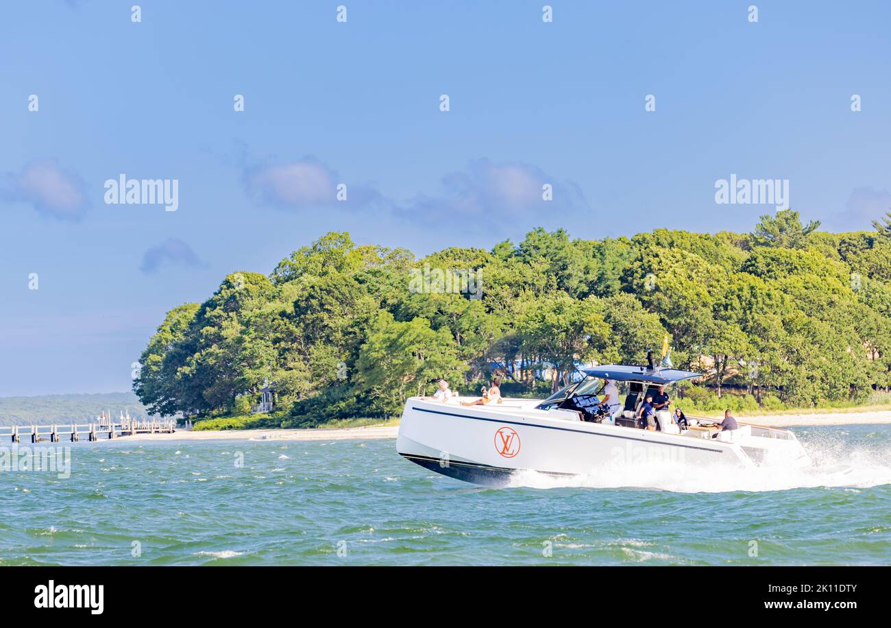 In Sag Harbor, NY, ist eine Motoryacht mit LV-Logo unterwegs Stockfoto