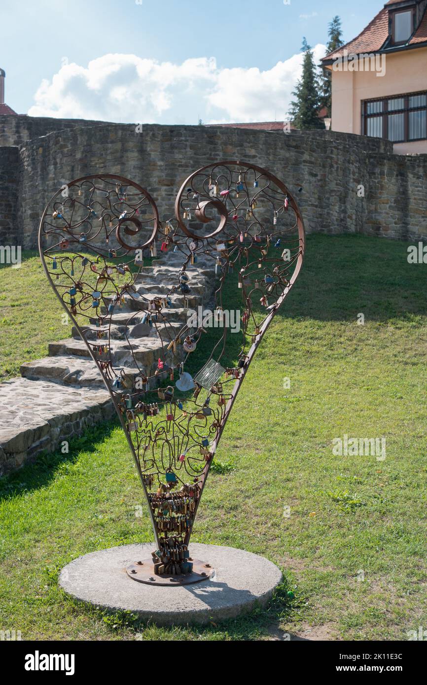 Schließfächer der Liebe in Bardejov Stadt, Slowakei. In der Nähe singenden Brunnen ist großes Metall Herz, wo die Menschen ihre Liebe mit Schließfächern sperren können. Stockfoto