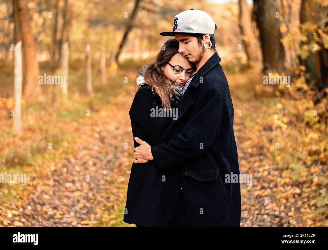 Paar verbringen während der Herbstsaison gemeinsam eine gute Zeit im Freien Stockfoto