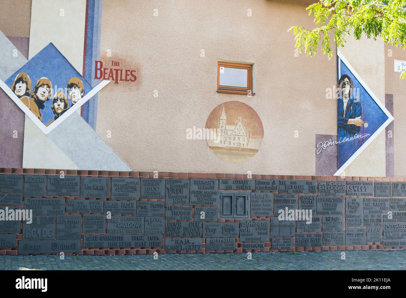 Bardejov, Slowakei 9.15.2022. Wand des Beatles-Museumsgebäudes mit den Bildern der Band, insbesondere mit John Lennon und seiner Unterschrift. Stockfoto