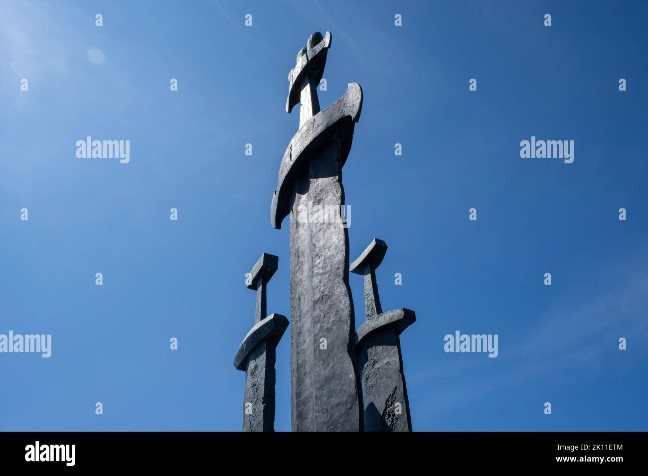 Hafrsfjord, Norwegen - 4. Juni 2022: Sverd i fjell (Schwerter im Felsen) ist ein Gedenkdenkmal im Hafrsfjord-Viertel Madla, Stavan Stockfoto