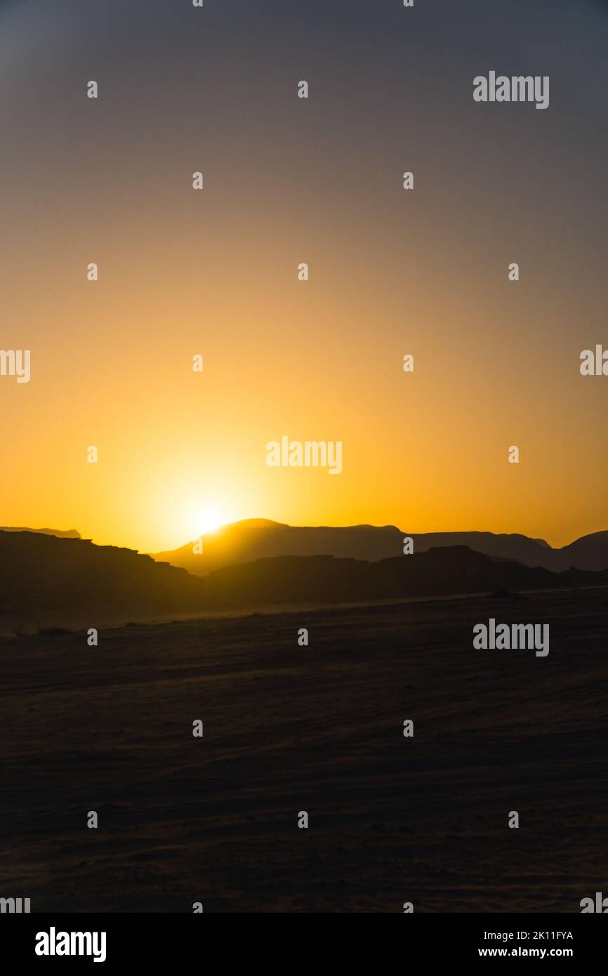 Herrlicher Blick auf den Sonnenaufgang in der wadi Rum Wüste, Jordanien. Hochwertige Fotos Stockfoto