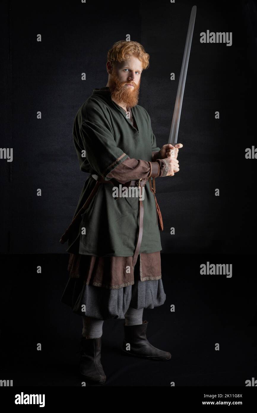 Ein Wikinger, ein dunkles Zeitalter oder ein Mann mit hohem Fantasy-Stil mit roten Haaren und Bart Stockfoto