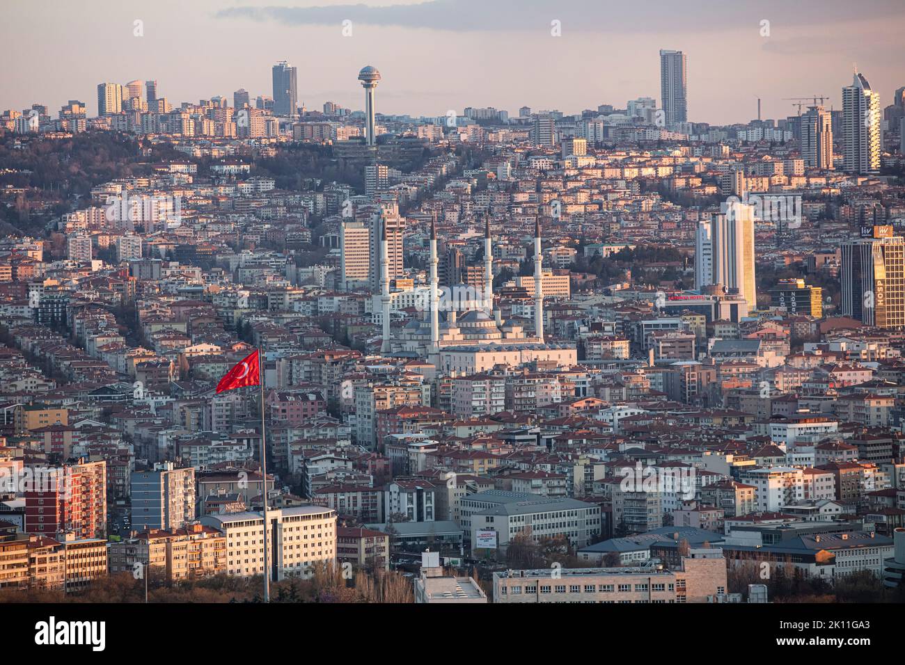 Ankara, Türkei - 13. April 2022: Eine Szene aus der Hauptstadt der Türkei mit der Kocatepe Moschee im Zentrum. Kocatepe Moschee in Ankara. Stockfoto