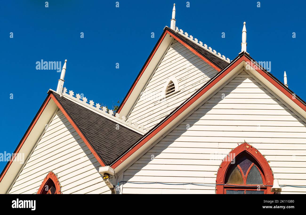 Geschnitztes Holzdach auf einer alten ländlichen Kirche. Architektonische Dekoration, Nahaufnahme Stockfoto