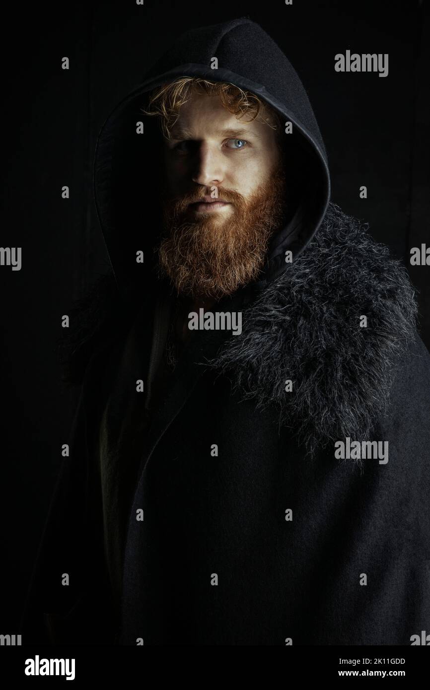 Ein Wikinger-, sächsischer, mittelalterlicher oder Fantasy-Mann mit roten Haaren und Bart Stockfoto