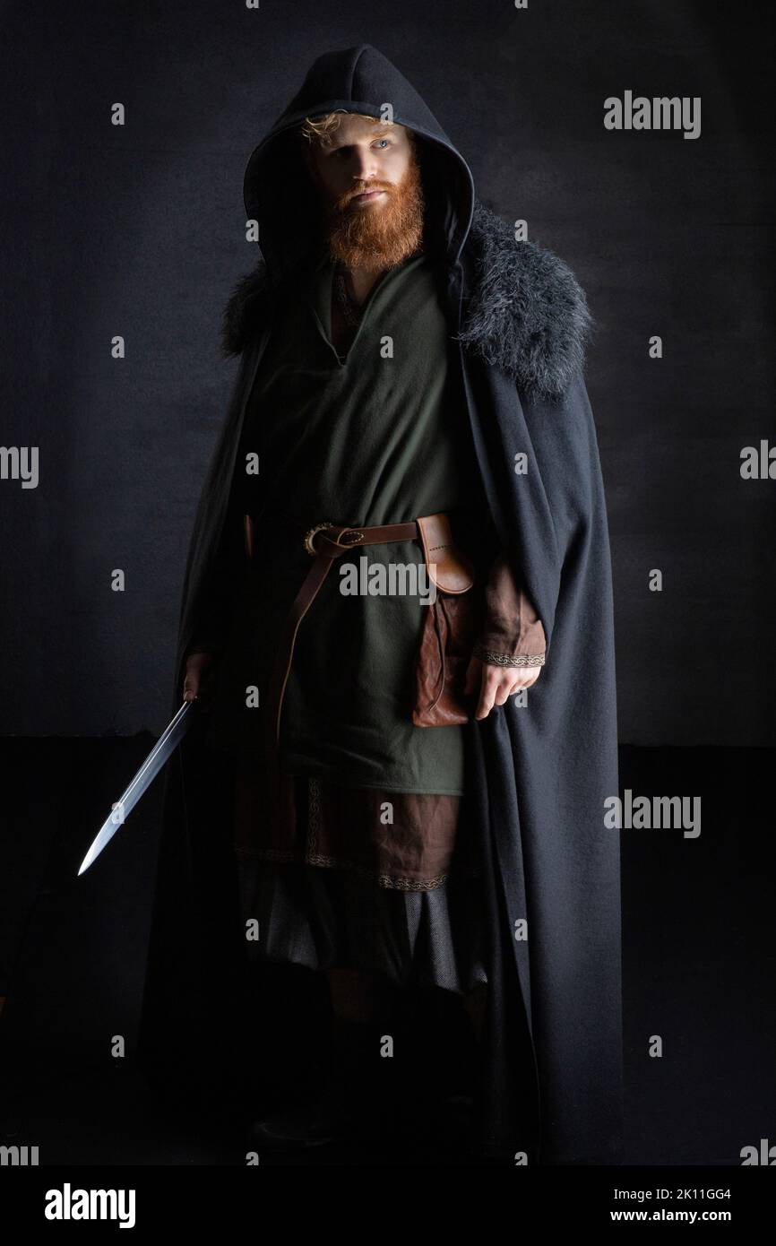 Ein Wikinger-, sächsischer, mittelalterlicher oder Fantasy-Mann mit roten Haaren und Bart Stockfoto