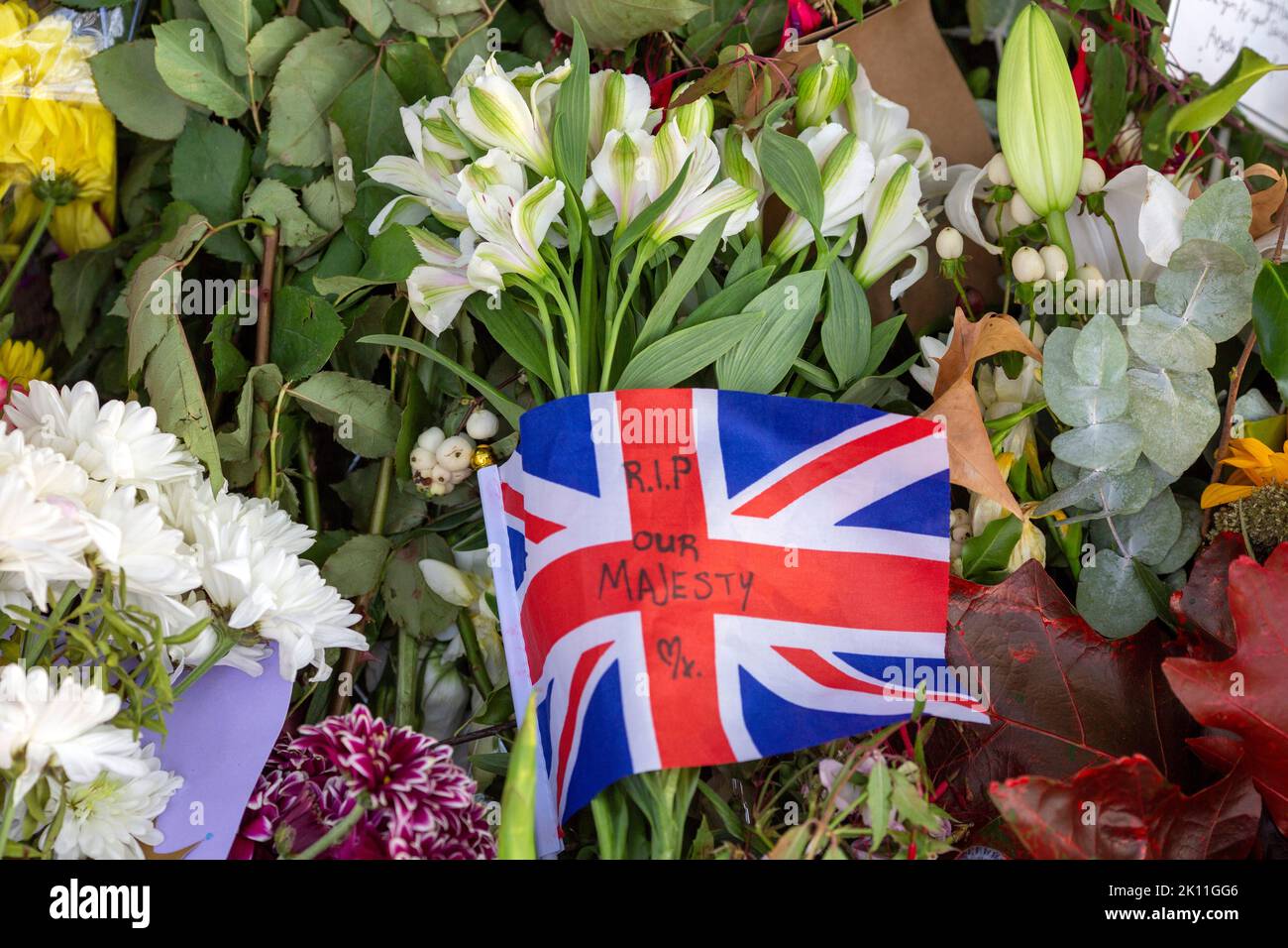 London, Großbritannien. 14. September 2022. Tausende von Menschen haben Blumengebete, Karten und Botschaften für Ihre Majestät Königin Elizabeth II. Hinterlassen, die am 8.. September im Alter von 96 Jahren starb. Foto Horst A. Friedrichs Alamy Live News Stockfoto