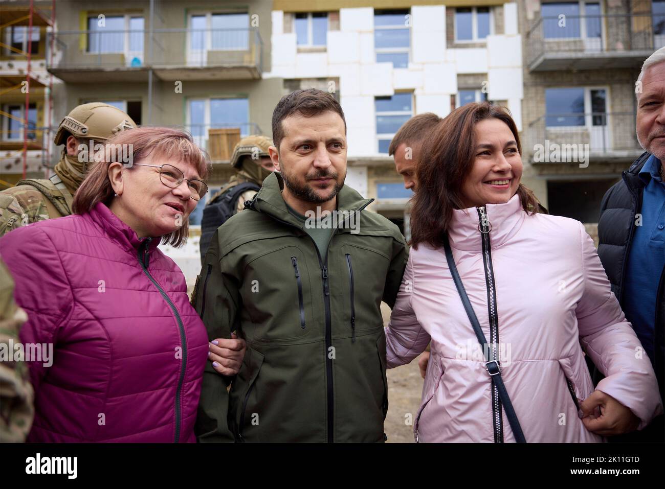 Izium, Ukraine. 14. September 2022. Der ukrainische Präsident Wolodymyr Zelenskyy stellt sich während eines Besuches in der reskribierten Region am 14. September 2022 in Izium, Region Charkiw, Ukraine, mit den Bewohnern vor. Zelenski machte einen überraschenden Besuch in der Stadt, die während einer ukrainischen Gegenoffensive aus Russland zurück erobert wurde. Kredit: Ukrainisches Presidential Press Office/Ukraine Presidency/Alamy Live News Stockfoto