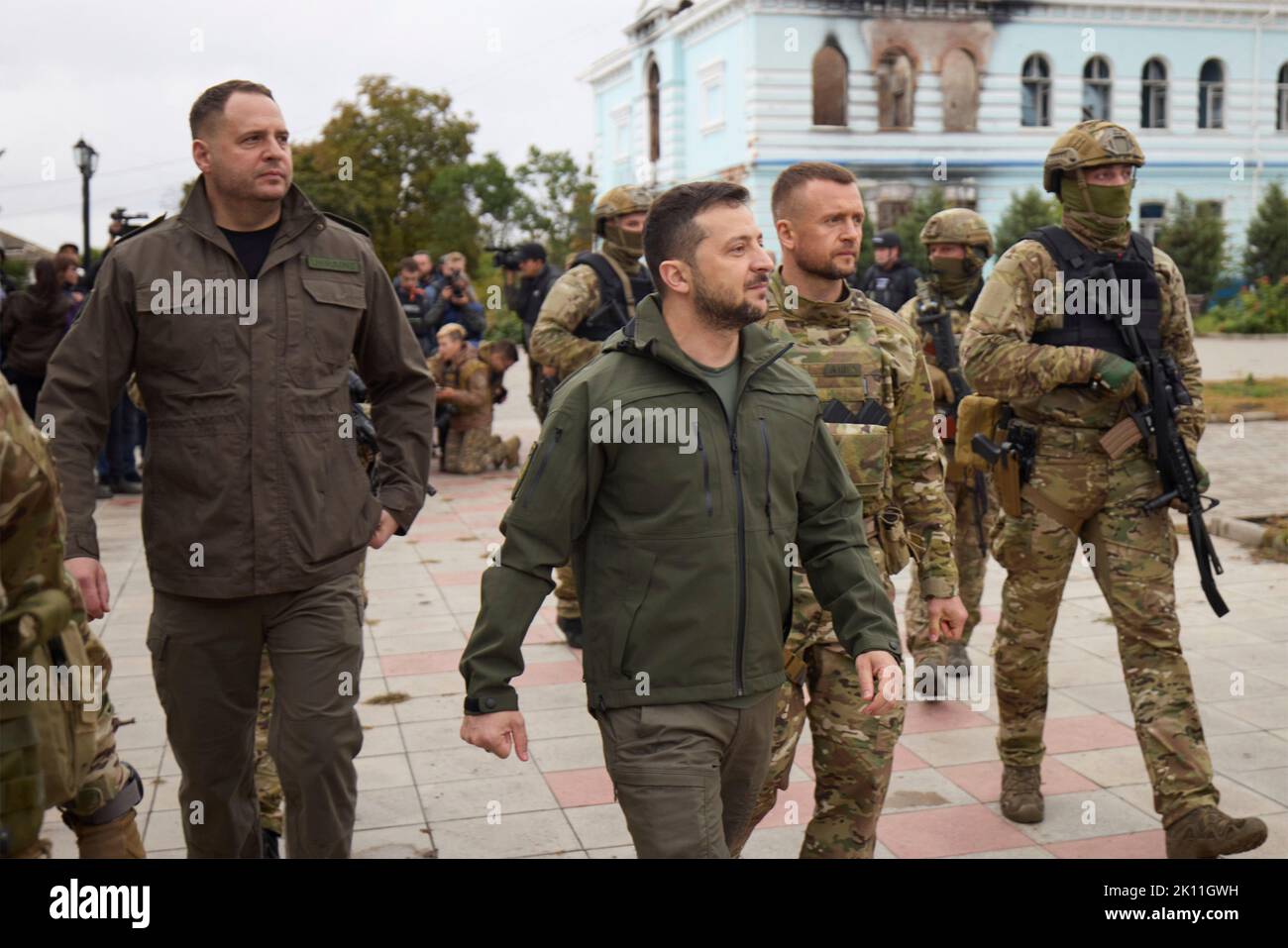 Izium, Ukraine. 14. September 2022. Der ukrainische Präsident Wolodymyr Zelenskyy und der Leiter des Büros des Präsidenten Andriy Yermak machen am 14. September 2022 einen Rundgang durch die befreite Stadt in Izium, Region Charkiw, Ukraine. Zelenski machte einen überraschenden Besuch in der Stadt, die während einer ukrainischen Gegenoffensive aus Russland zurück erobert wurde. Kredit: Ukrainisches Presidential Press Office/Ukraine Presidency/Alamy Live News Stockfoto