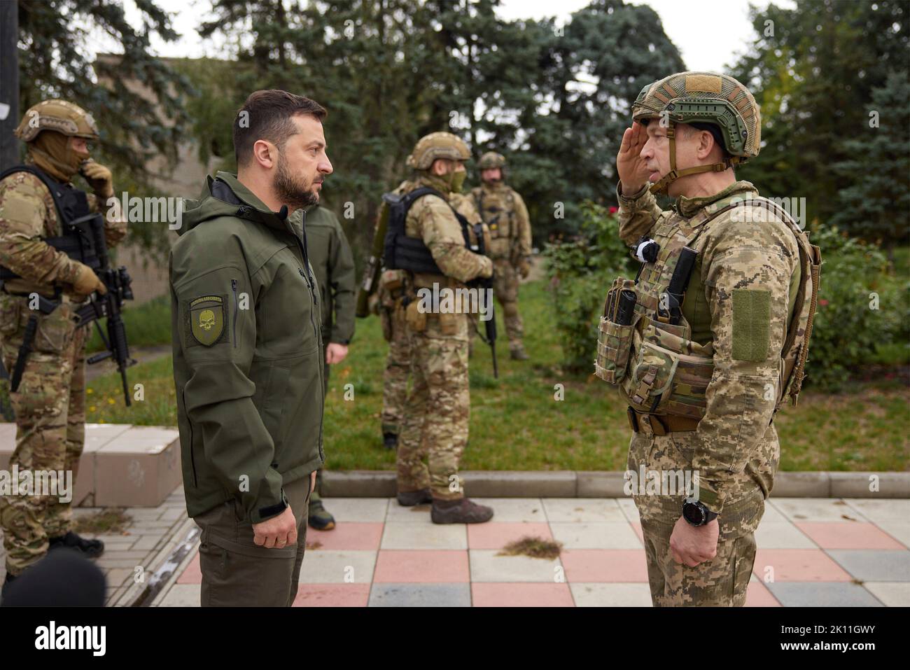 Izium, Ukraine. 14. September 2022. Der ukrainische Präsident Wolodymyr Zelenskyy wird vom ukrainischen Kommandanten der Bodentruppen Oleksandr Syrsky, rechts, während einer Zeremonie vor dem ausgebrannten Rathaus am 14. September 2022 in Izium, Region Charkiw, Ukraine, begrüßt. Zelenski machte einen überraschenden Besuch in der Stadt, die während einer ukrainischen Gegenoffensive aus Russland zurück erobert wurde. Kredit: Ukrainisches Presidential Press Office/Ukraine Presidency/Alamy Live News Stockfoto