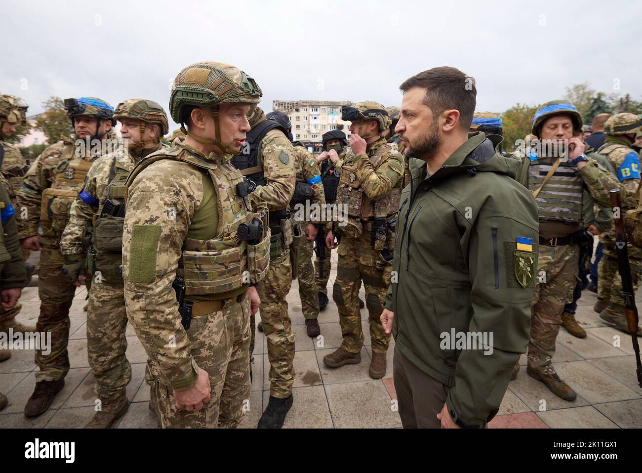 Izium, Ukraine. 14. September 2022. Der ukrainische Präsident Wolodymyr Zelenskyy, Mitte, spricht mit dem Kommandanten der Bodentruppen Oleksandr Syrsky, links, während eines Spaziergangs durch die befreite Stadt am 14. September 2022 in Izium, Region Charkiw, Ukraine. Zelenski machte einen überraschenden Besuch in der Stadt, die während einer ukrainischen Gegenoffensive aus Russland zurück erobert wurde. Kredit: Ukrainisches Presidential Press Office/Ukraine Presidency/Alamy Live News Stockfoto