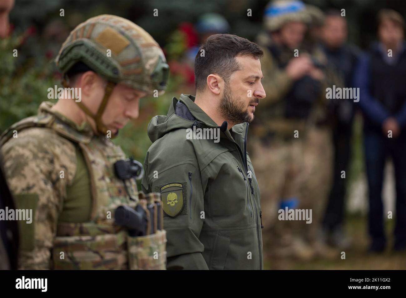 Izium, Ukraine. 14. September 2022. Der ukrainische Präsident Wolodymyr Zelenskyy, rechts, und der Kommandant der Bodentruppen Oleksandr Syrsky, links, stehen für einen Moment des Schweigens vor dem ausgebrannten Rathaus am 14. September 2022 in Izium, Region Charkiw, Ukraine. Zelenski machte einen überraschenden Besuch in der Stadt, die während einer ukrainischen Gegenoffensive aus Russland zurück erobert wurde. Kredit: Ukrainisches Presidential Press Office/Ukraine Presidency/Alamy Live News Stockfoto