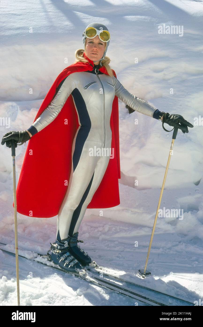 Amerikanische Skifahrerin Suzy Chaffee, Ganzkörperportrait mit Ski-Outfit und Cape, Vail, Colorado, USA, Toni Frisell Collection, November 1969 Stockfoto