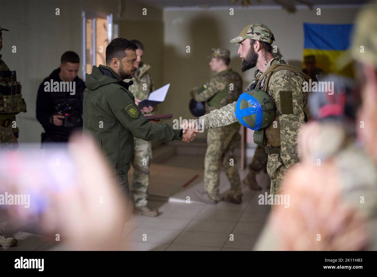 Izium, Ukraine. 14. September 2022. Der ukrainische Präsident Wolodymyr Zelenskyy, links, überreicht den Dienstmitgliedern Medaillen für die Befreiung der Region Charkiw am 14. September 2022 in Izium, Region Charkiw, Ukraine. Zelenski machte einen überraschenden Besuch in der Stadt, die während einer ukrainischen Gegenoffensive aus Russland zurück erobert wurde. Kredit: Ukrainisches Presidential Press Office/Ukraine Presidency/Alamy Live News Stockfoto