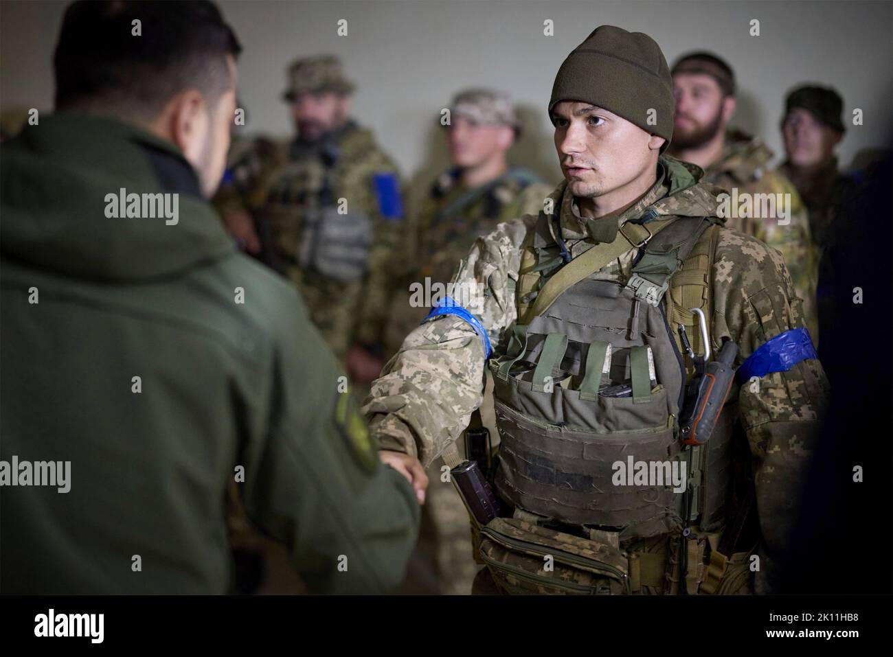 Izium, Ukraine. 14. September 2022. Der ukrainische Präsident Wolodymyr Zelenskyy, links, überreicht den Dienstmitgliedern Medaillen für die Befreiung der Region Charkiw am 14. September 2022 in Izium, Region Charkiw, Ukraine. Zelenski machte einen überraschenden Besuch in der Stadt, die während einer ukrainischen Gegenoffensive aus Russland zurück erobert wurde. Kredit: Ukrainisches Presidential Press Office/Ukraine Presidency/Alamy Live News Stockfoto