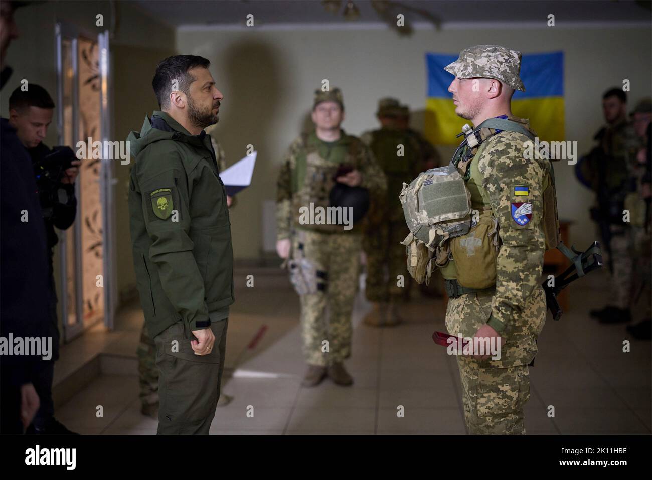 Izium, Ukraine. 14. September 2022. Der ukrainische Präsident Wolodymyr Zelenskyy, links, überreicht den Dienstmitgliedern Medaillen für die Befreiung der Region Charkiw am 14. September 2022 in Izium, Region Charkiw, Ukraine. Zelenski machte einen überraschenden Besuch in der Stadt, die während einer ukrainischen Gegenoffensive aus Russland zurück erobert wurde. Kredit: Ukrainisches Presidential Press Office/Ukraine Presidency/Alamy Live News Stockfoto