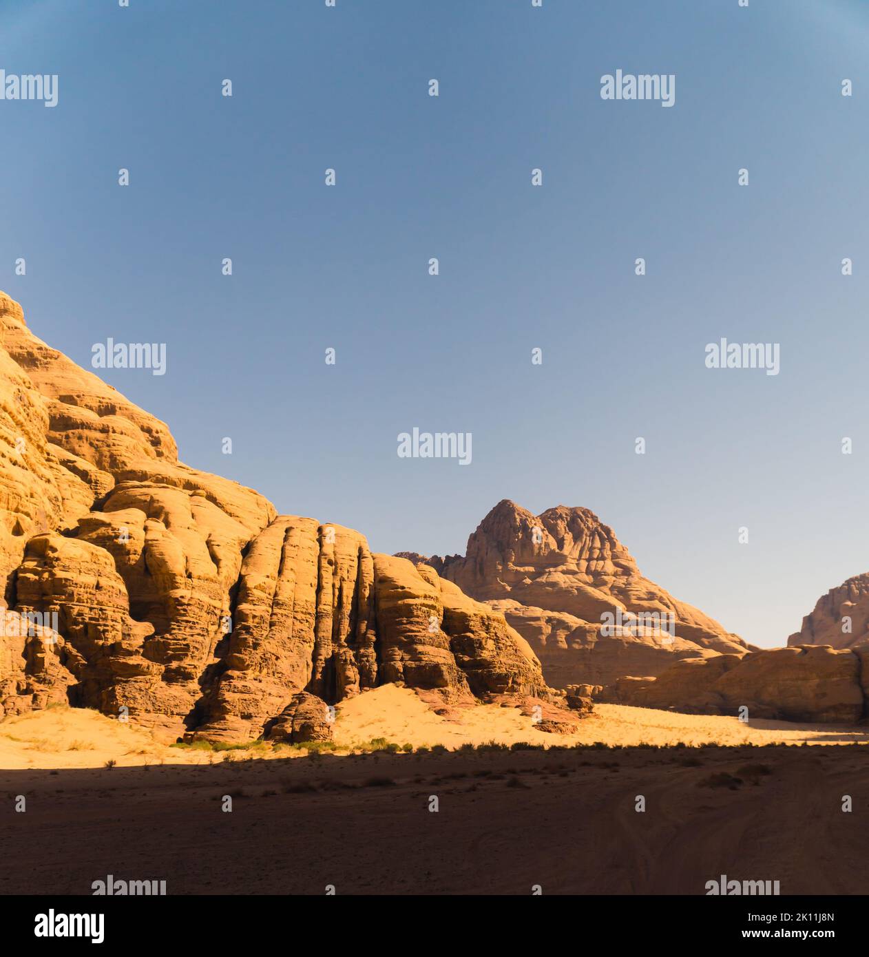 wadi-Rum-Wüste, Jordanien, Naher Osten. Eine der beliebtesten Touristenattraktionen Jordaniens und zieht eine große Anzahl von Touristen aus der ganzen Welt an. Hochwertige Fotos Stockfoto