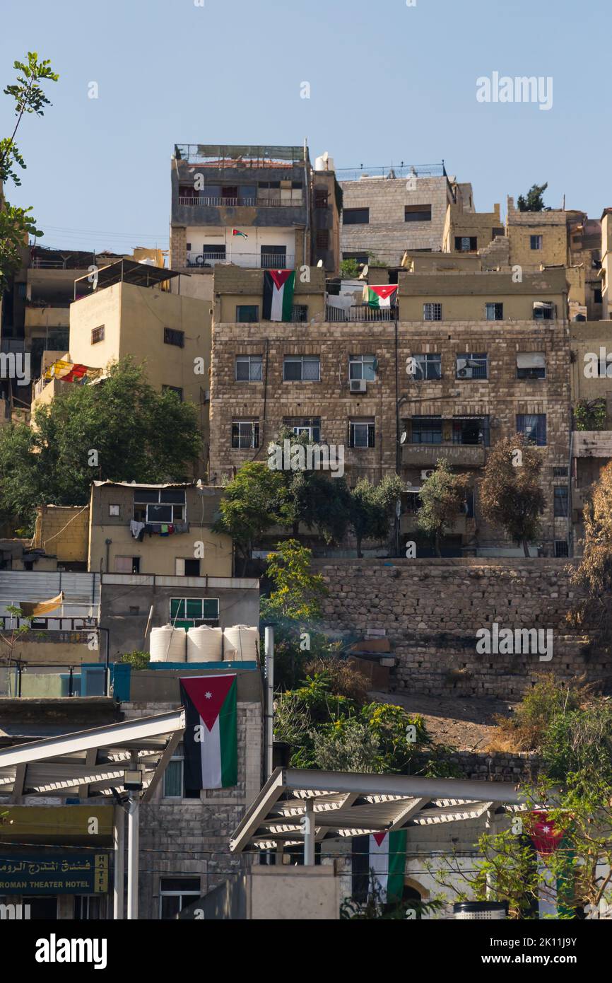 06.18.2022. Amman, Jordanien. Alte Gebäude und Häuser mit der Flagge Jordaniens auf ihnen. Hochwertige Fotos Stockfoto