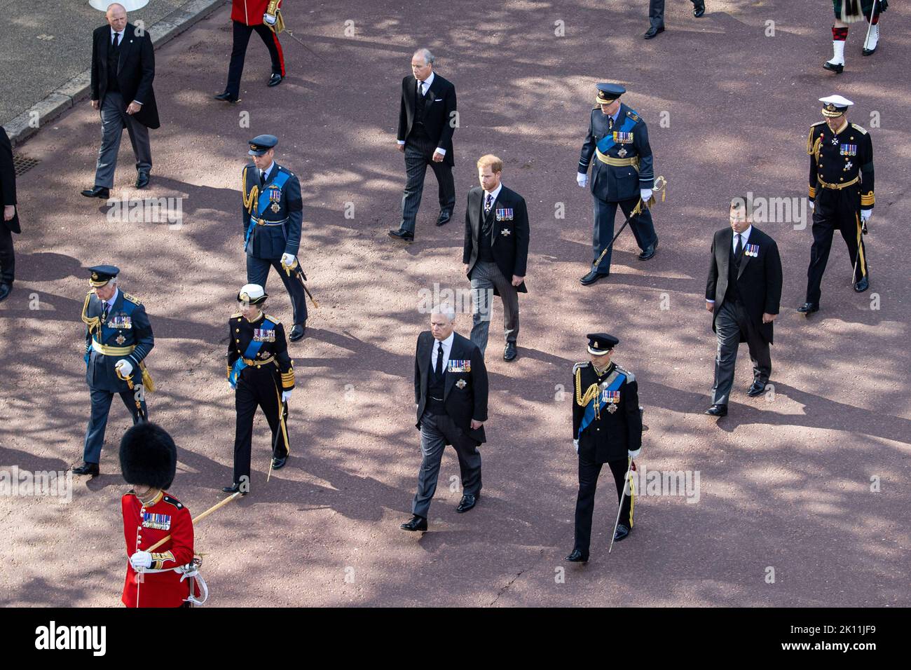 Der britische Prinz William, Prinz von Wales, der britische König Charles III, der britische Prinz Harry, der Herzog von Sussex, die britische Prinzessin Anne, die Prinzessin Royal, Und Vizeadmiral Timothy Laurence geht am Mittwoch, dem 14. September 2022, bei einer Prozession vom Buckingham Palace zum Palace of Westminster in London hinter den Sarg von Königin Elizabeth II., wo der Sarg von Königin Elizabeth II. Im Staat liegen wird. Königin Elizabeth II wird im Zustand in Westminster Hall im Palast von Westminster liegen, von Mittwoch bis ein paar Stunden vor ihrer Beerdigung am Montag, mit riesigen Warteschlangen erwartet, pa zu Datei Stockfoto