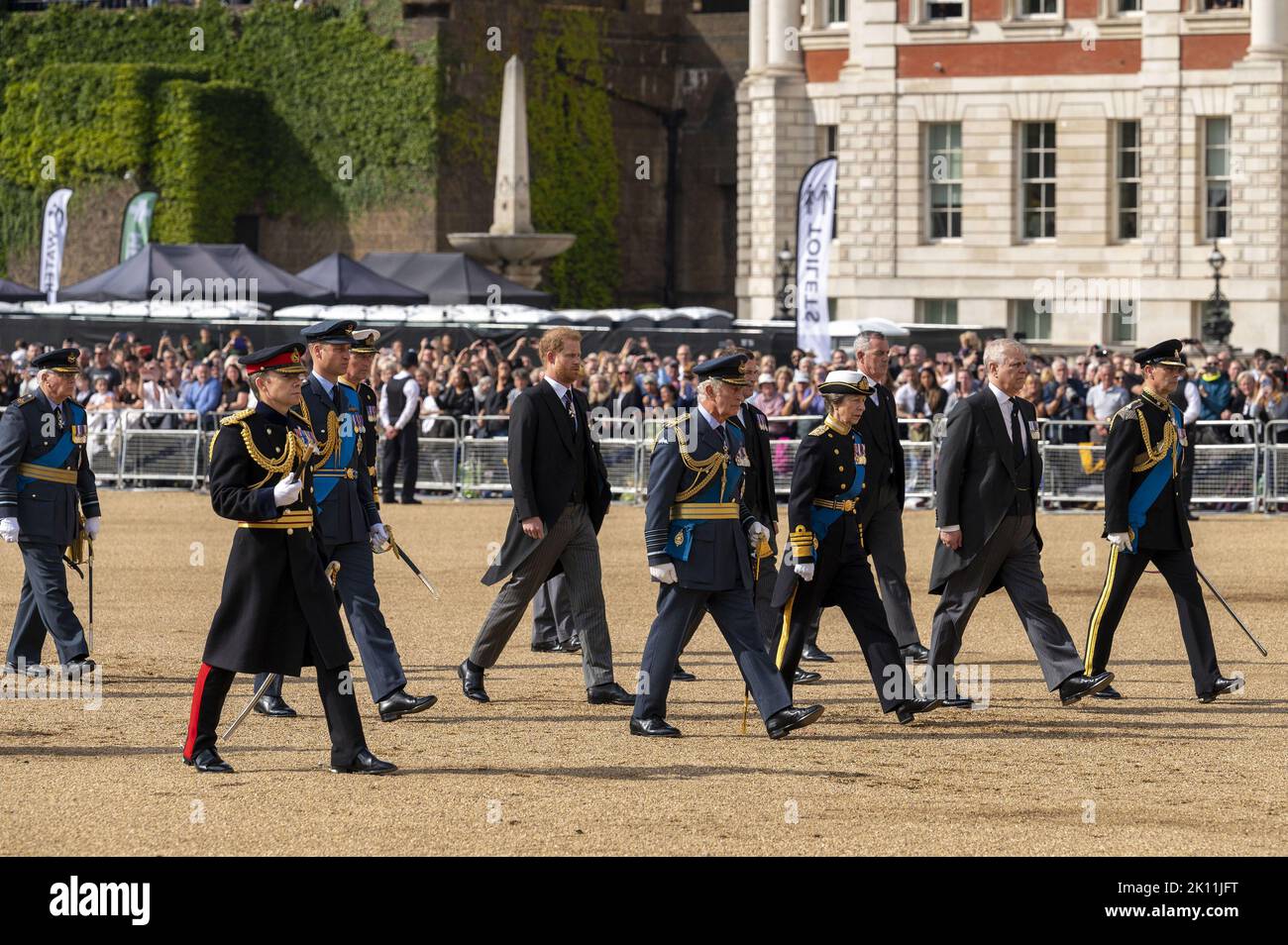 (L/R): Prinz William, Prinz von Wales, Prinz Harry, König Charles III, Herzog von Sussex, Prinzessin Anne, Prinzessin Royal und Vizeadmiral Sir Timothy Laurence spazieren hinter dem Sarg von Königin Elizabeth II., geschmückt mit einem Royal Standard und der Imperial State Crown und gezogen von einer Waffenkarrierung der Königstruppe Royal Horse Artillery, Während einer Prozession vom Buckingham Palace zum Palace of Westminster, in London am Mittwoch, dem 14. September 2022, wo der Sarg von Königin Elizabeth II. Im Staat liegen wird. Königin Elizabeth II. Wird im Staat in der Westminster Hall im Palast von Westminster liegen Stockfoto