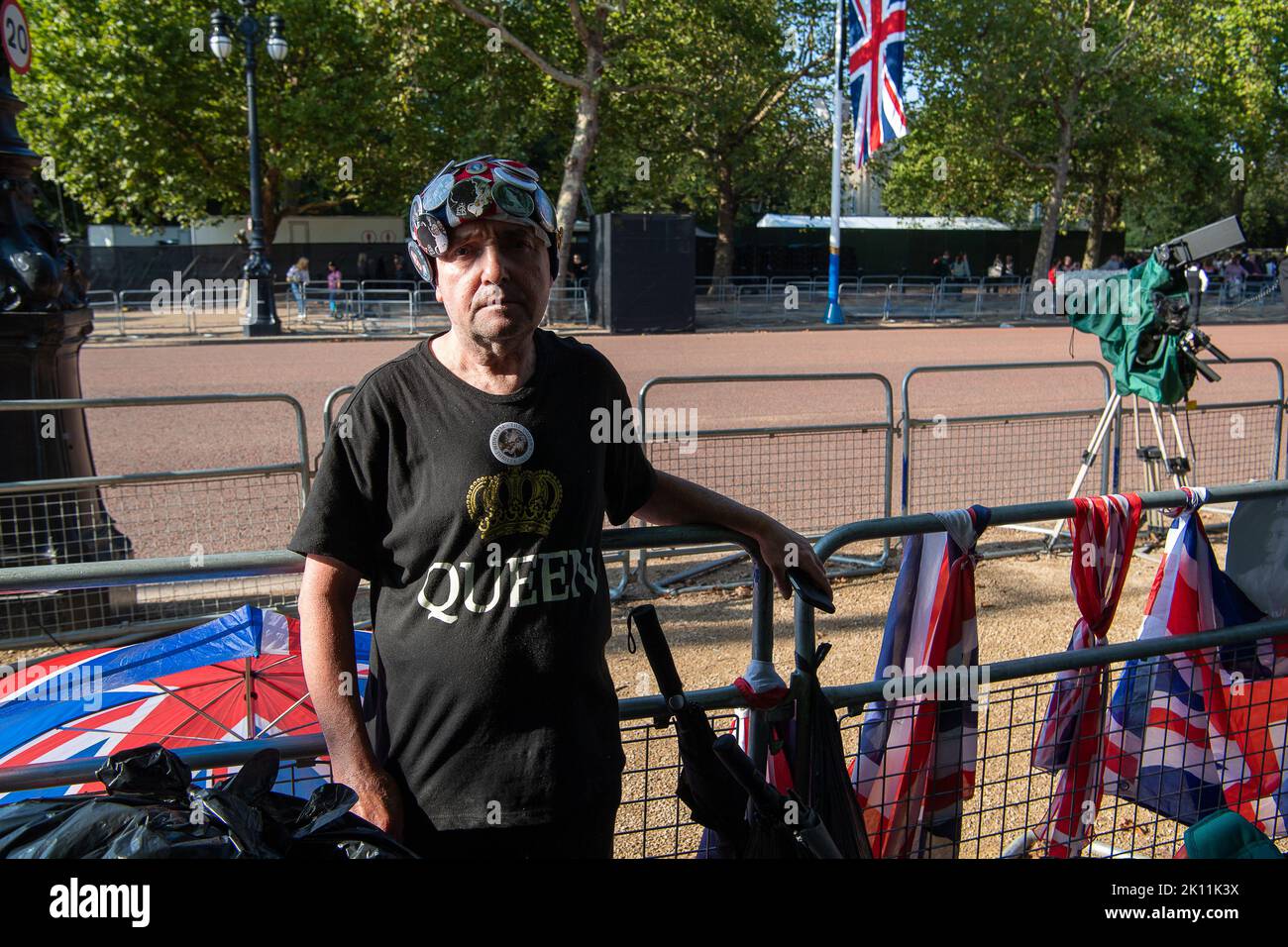 London, Großbritannien. 14.. September 2022. John Loughrey, ein herzzerbrochener Royal Superman, nachdem er die Coffin-Prozession der Königin heute in der Mall beobachtet hatte. John hat in der vergangenen Woche in der Mall gezeltet und ist am Tod Ihrer Majestät am Boden zerstört. Quelle: Maureen McLean/Alamy Live News Stockfoto