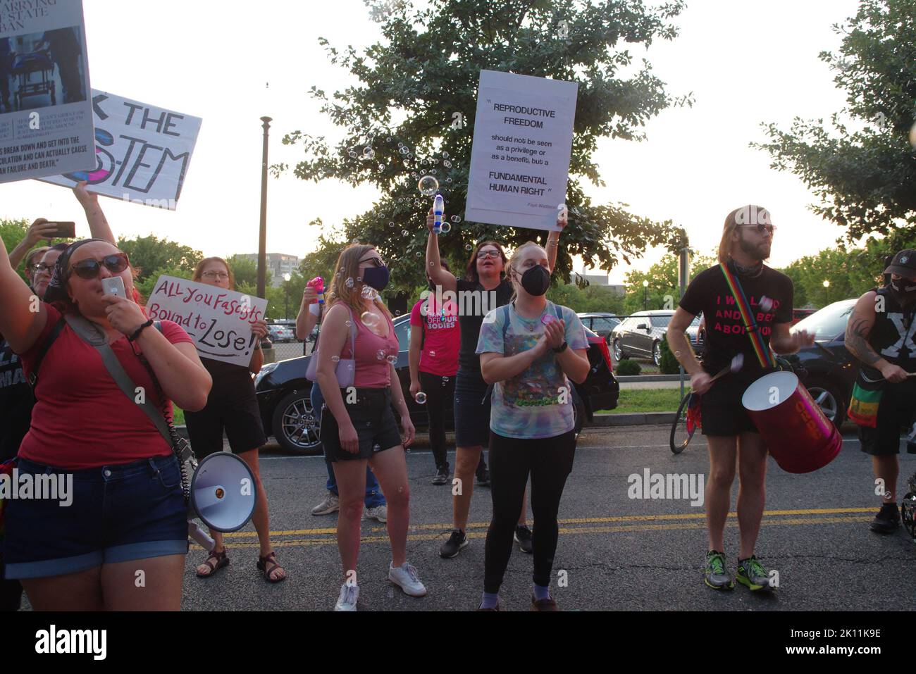 Washington DC, USA. 14. September 2022. Abtreibungsrechtler marschieren im Viertel Capitol Hill eine Straße hinunter. Quelle: Philip Yabut/Alamy Live News Stockfoto