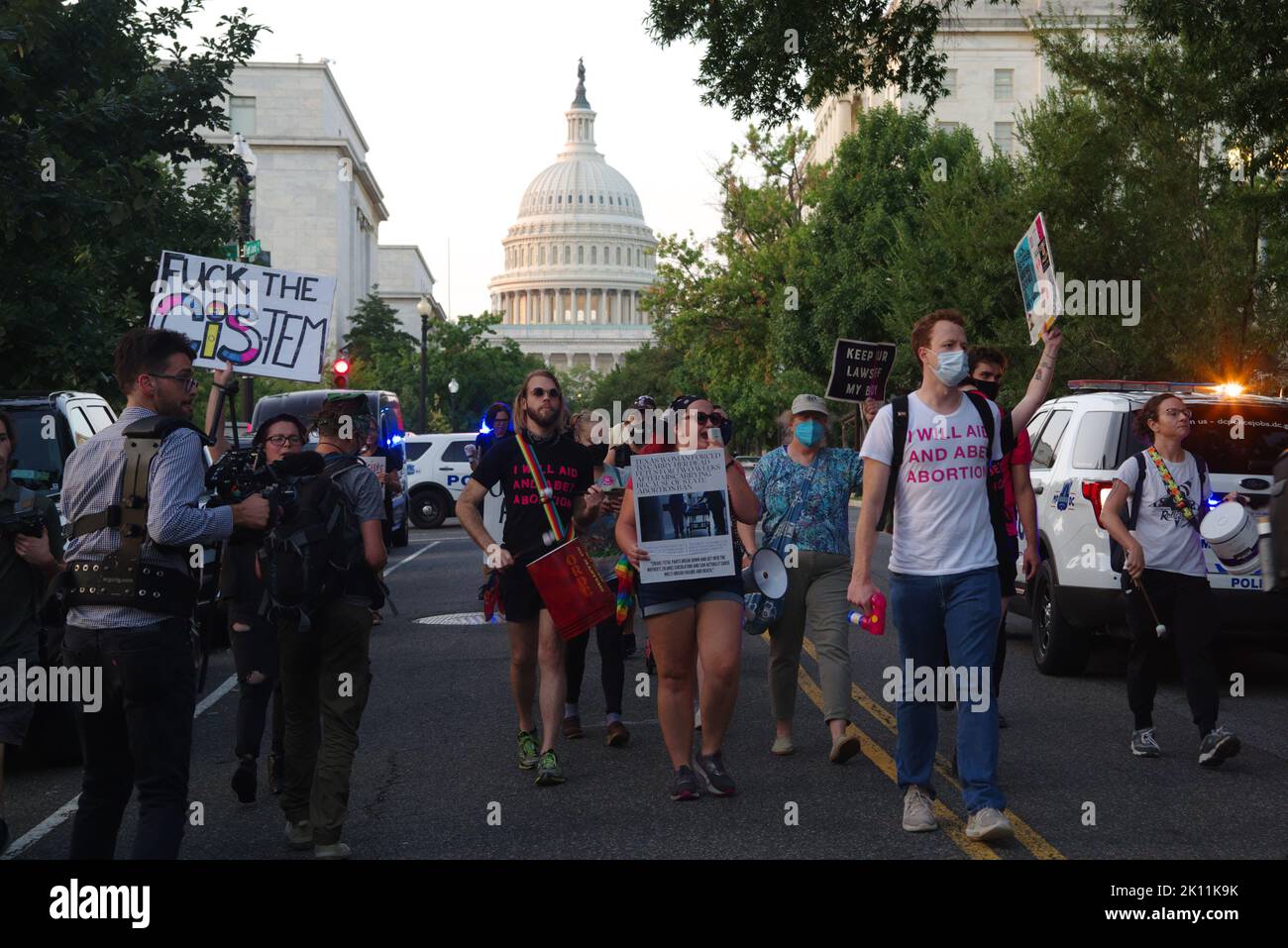 Washington DC, USA. 14. September 2022. Abtreibungsrechtler marschieren im Viertel Capitol Hill eine Straße hinunter. Quelle: Philip Yabut/Alamy Live News Stockfoto