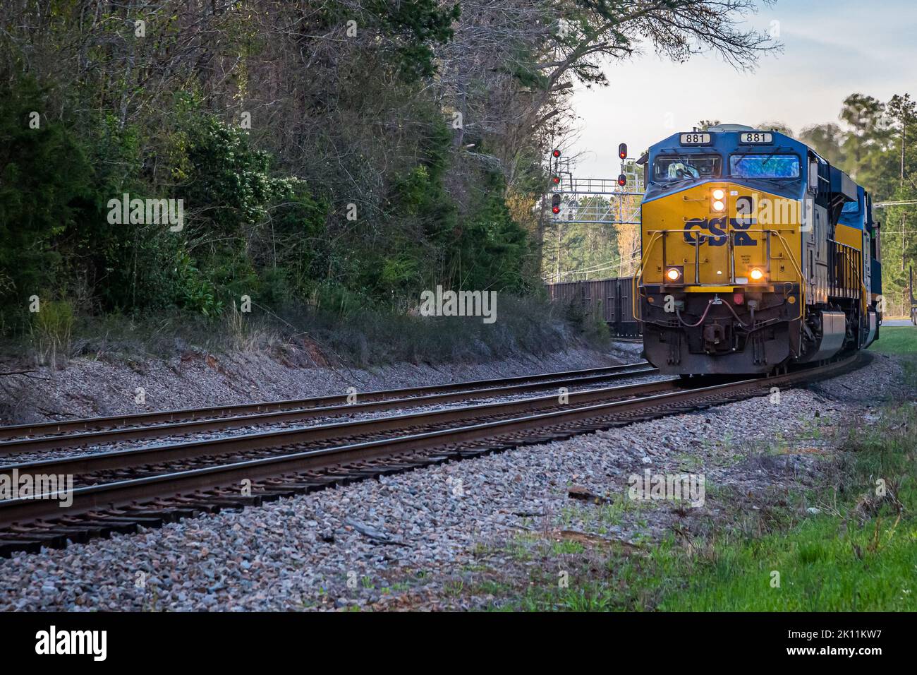 Modoc, SC – 1. April 2014: Ein CSX-Güterzug fährt eine Kurve, als er in die Stadt Modoc, SC, einfährt Stockfoto